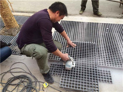 沙勞動(dòng)路，工人安裝切割樹篦子